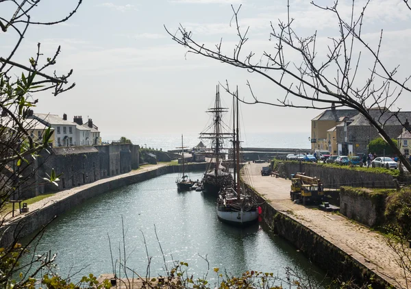 Щогли й вежі чудотворні ікони в Charlestown гавані — стокове фото