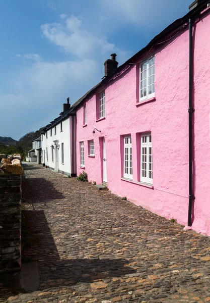 Vicolo stretto o strada di fronte a cottage colorati a Boscastl — Foto Stock