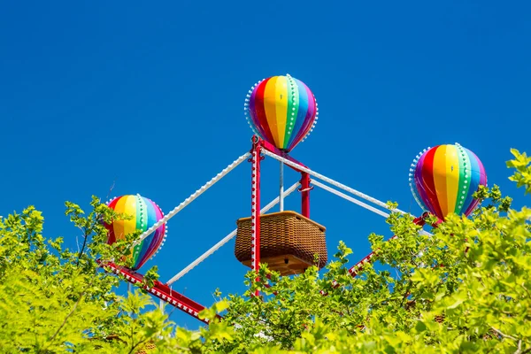 Красочные воздушные шары на маленькой корзине колеса обозрения — стоковое фото