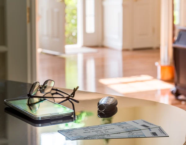 Pair of theater tickets on table with front door — Stock Photo, Image