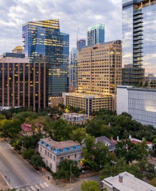 Austin, Teksas - 6 Ekim 2025: Gün doğumunda şehir merkezindeki binalar eski evler ve ofislerle aydınlandı