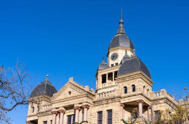 Teksas 'ın merkezindeki Denton meydanındaki süslü taş adliye binası.