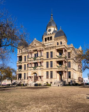 Teksas 'ın merkezindeki Denton meydanındaki süslü taş adliye binası.