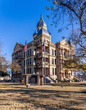 Teksas 'ın merkezindeki Denton meydanındaki süslü taş adliye binası.