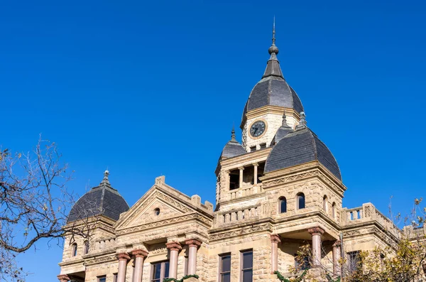 Teksas 'ın merkezindeki Denton meydanındaki süslü taş adliye binası.