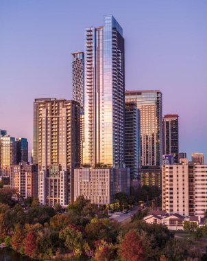 Austin Texas 'ın hava panoramik silueti 2025 Aralık' ında alacakaranlıkta ya da günbatımında sonbahar renkleriyle ve açık gökyüzüyle