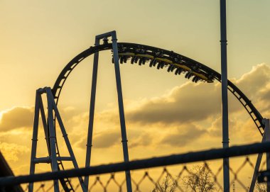 Hız treninin son tasarımı. Arabalar ters döngü halinde rayların üzerinde. Austin Texas yakınlarındaki heyecanlı yolculuğun bir sınavı.