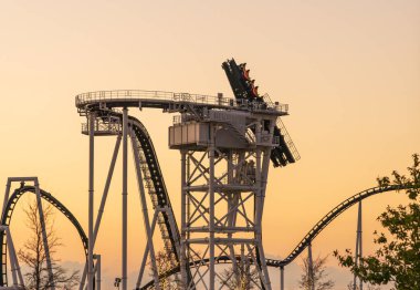 Hız treninin son tasarımı. Arabalar dikey olarak dönüyor. Heyecan verici sürüş için pistte salınmalarını bekliyorlar.