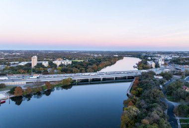 Austin Texas 'taki Colorado nehri üzerindeki I35 köprüsünün hava panoramik görüntüsü Aralık 2025' te alacakaranlıkta veya günbatımında.