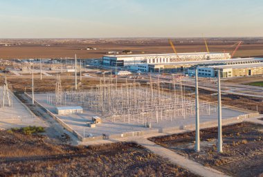 Hutto, TX - 31 Aralık 2025: Kuzey Austin Teksas 'taki yeni Skybox Power Campus veri kolokasyon merkezi tarafından inşa edilen Oncor elektrik santrali