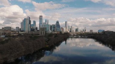 Colorado Nehri boyunca uçan hava aracı bir kış öğleden sonra Austin Texas 'ın ufuk çizgisine doğru çok sakin bir suyla şehri yansıtıyor.