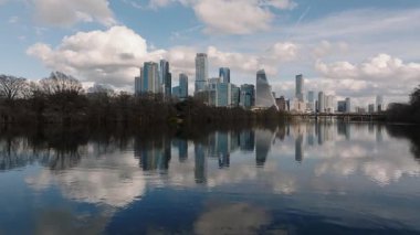 Colorado Nehri boyunca uçan hava aracı bir kış öğleden sonra Austin Texas 'ın ufuk çizgisine doğru çok sakin bir suyla şehri yansıtıyor.