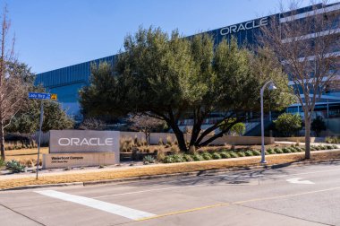 Austin, TX - 5 Şubat 2026: Oracle Waterfront Kampüsü şehir merkezi yakınlarındaki Lady Bird Lake 'in yanında.