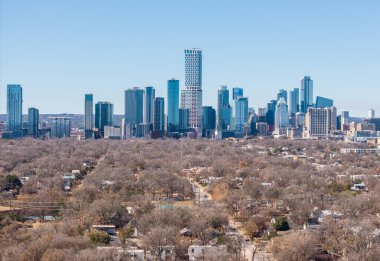 Doğu Austin 'in tarihi yerleşim bölgesinin havadan görünüşü Longhorn barajından Teksas şehir merkezine doğru