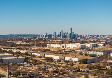 Austin, TX - 5 Şubat 2026: Güney Doğu Austin 'in sanayi binalarından şehir merkezine hava manzarası
