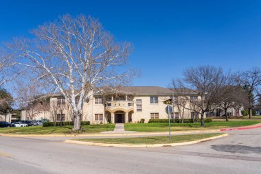 Georgetown, TX - 19 Şubat 2026: Pi Kappa Alpha binası Güneybatı Üniversitesi 'nin tarihi özel üniversite kampüsü veya Teksas' taki SU