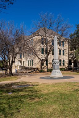 Georgetown, TX - 19 Şubat 2026: SouthWestern Üniversitesi 'nin tarihi özel üniversite kampüsündeki Mood-Bridwell Hall binası