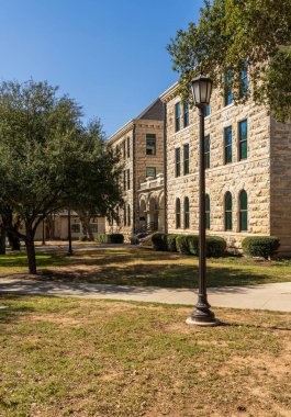 Georgetown, TX - 19 Şubat 2026: SouthWestern Üniversitesi 'nin tarihi özel üniversite kampüsündeki Mood-Bridwell Hall binası