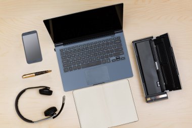 Ahşap masa teleworker için ayarlanan ek yükü Üstten Görünüm