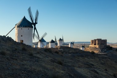 Yel değirmenleri ve kalede Consuegra, La Mancha, İspanya
