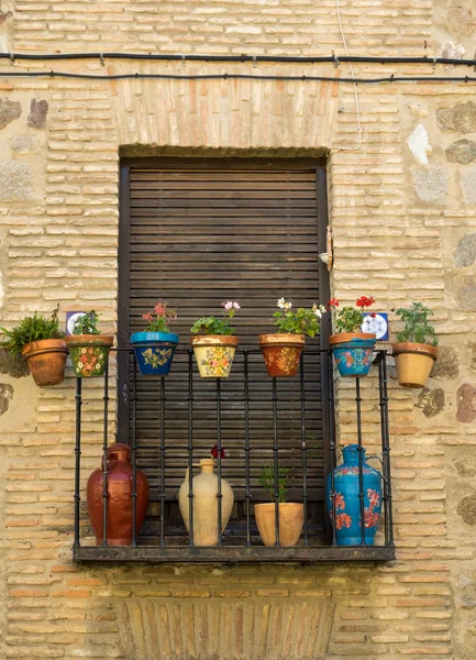 Bloem decked balkon in Toledo in Spanje — Stockfoto