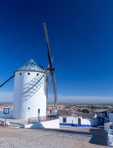 Yel değirmeni ve kasaba Campo de CRIPT La Mancha, İspanya — Stok fotoğraf