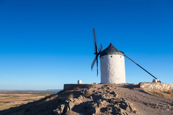 Yel değirmeni de Consuegra, La Mancha, İspanya — Stok fotoğraf