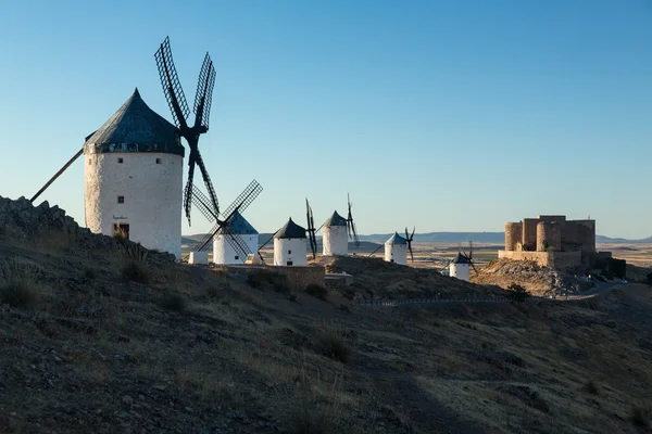 Väderkvarnar och slott på Consuegra, La Mancha, Spanien — Stockfoto