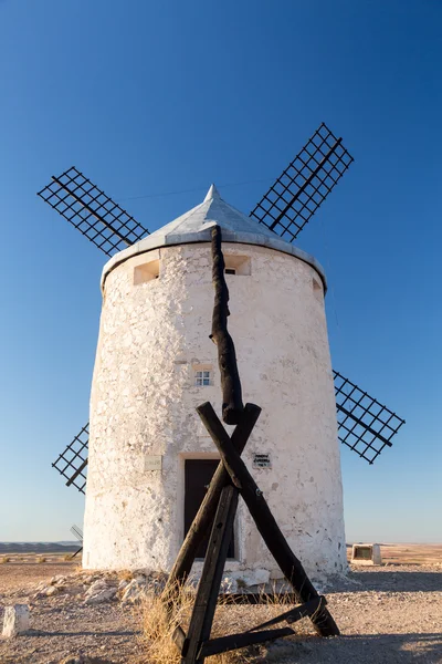 Yel değirmeni de Consuegra, La Mancha, İspanya — Stok fotoğraf