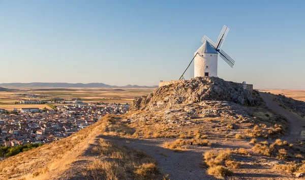 Ветряная мельница в Consuegra, Ла-Манча, Испания — стоковое фото