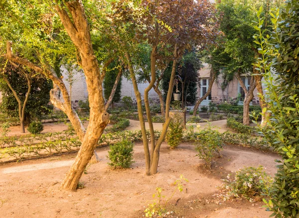 Antiguo jardín español en el patio bajo el sol de la tarde — Foto de Stock