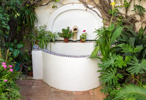 Tiled well or fountain in courtyard in Cordoba Spain — Stock Photo, Image