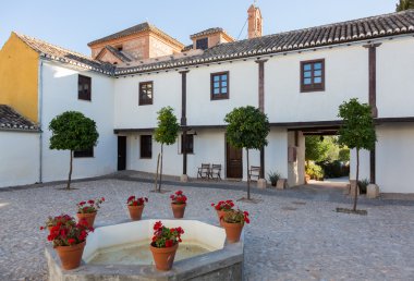 Peki ya da çeşme İspanya ile sıcak avlu