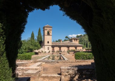 Parador ve Alhambra bahçelerde görünümü