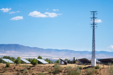 Güneş panelleri güneş dağların altında