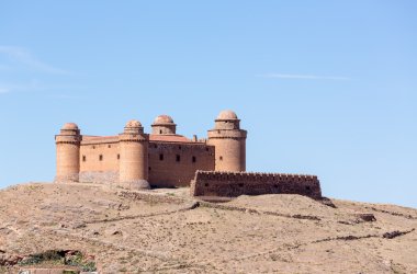 La Calahorra İspanya yukarıda tepe üzerinde kale