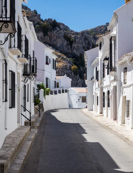 Wit geschilderd heuvel stad van Zuheros in Andalusië — Stockfoto