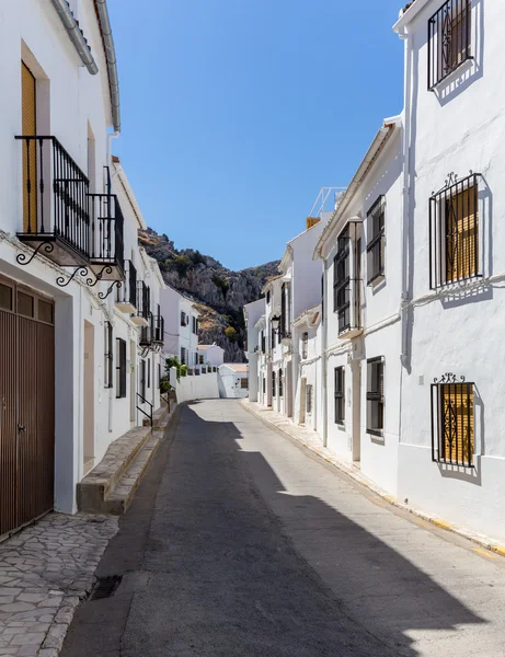 Weiß bemalte Hügelstadt Zuheros in Andalusien — Stockfoto