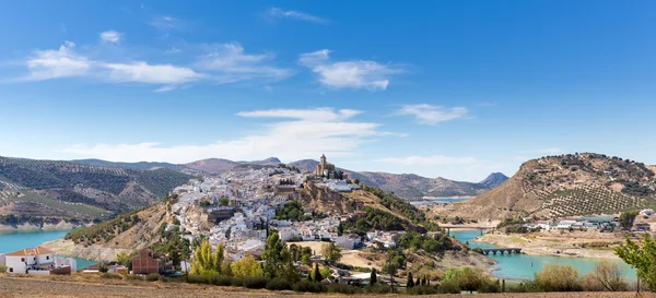 Ciudad Hilltop de Iznajar en Andalucía — Foto de Stock