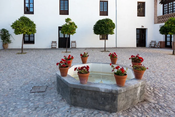 Warm courtyard with well or fountain in Spain — Stock Photo, Image