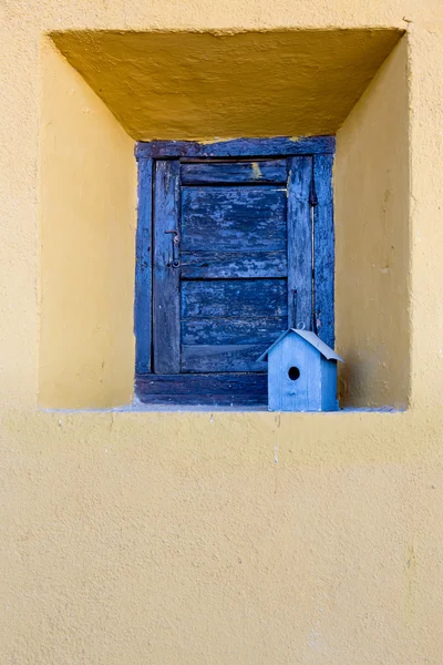 Alte blau lackierte Fensterläden am Fenster der alten Heimat — Stockfoto