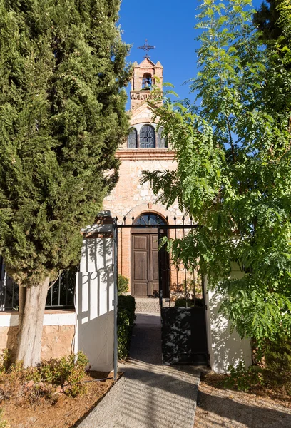 Puerta de entrada dejando jardín a la pequeña iglesia familiar en el patio — Foto de Stock