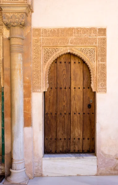 Arabiska inskrivna dörröppningen Alhambra palace Granada — Stockfoto