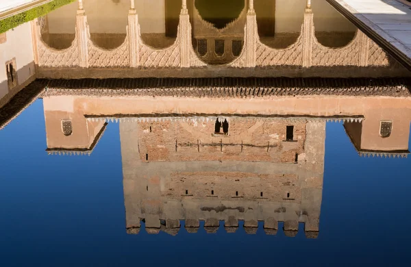 Pohled na nádvoří v Alhambra v Granadě ve Španělsku — Stock fotografie