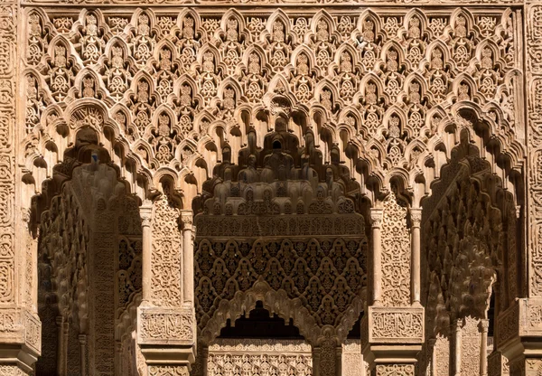 Arabiska inskrivet upprepande valv i Alhambra palace Granada — Stockfoto