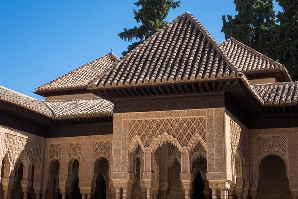 Alhambra palace Granada şehrinde süslü çatı — Stok fotoğraf