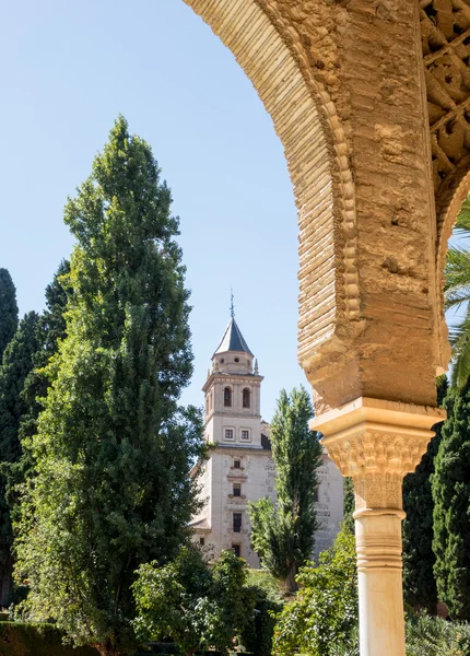 Pohled ze zahrady v Alhambra v Granadě ve Španělsku — Stock fotografie