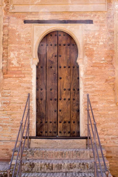 Αραβικά χαραγμένα πόρτα ανάκτορο Αλάμπρα Γρανάδα — Φωτογραφία Αρχείου