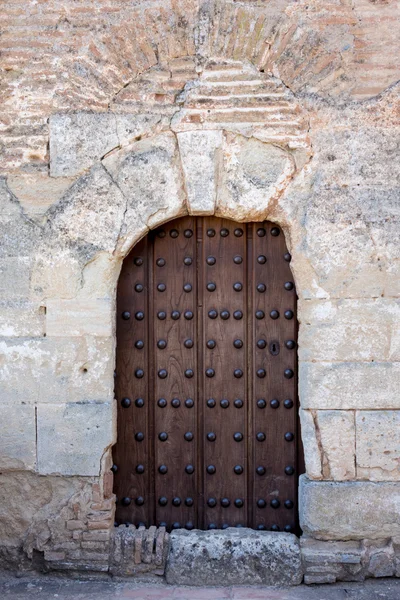 Solidne drewniane drzwi i drzwiach pałacu Alhambra Granada — Zdjęcie stockowe