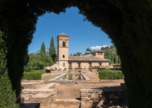 Widok hotelu Parador i ogrody w Alhambra — Zdjęcie stockowe